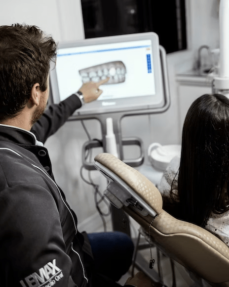 dentist showing the 3d digital model of his patient's jaw with teeth